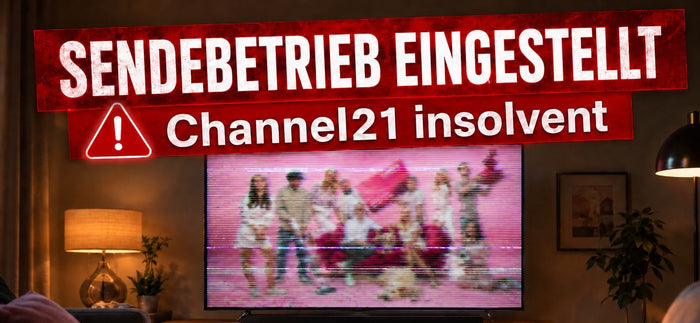 Ein Fernseher steht in einem Wohnzimmer und zeigt ein verschwommes Bild des Channel21. Darüber steht, dass Channel21 den Sendebetrieb einstellt und Insolvent ist.