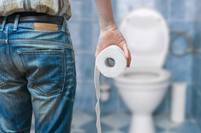 Mann mit Verstopfung auf WC